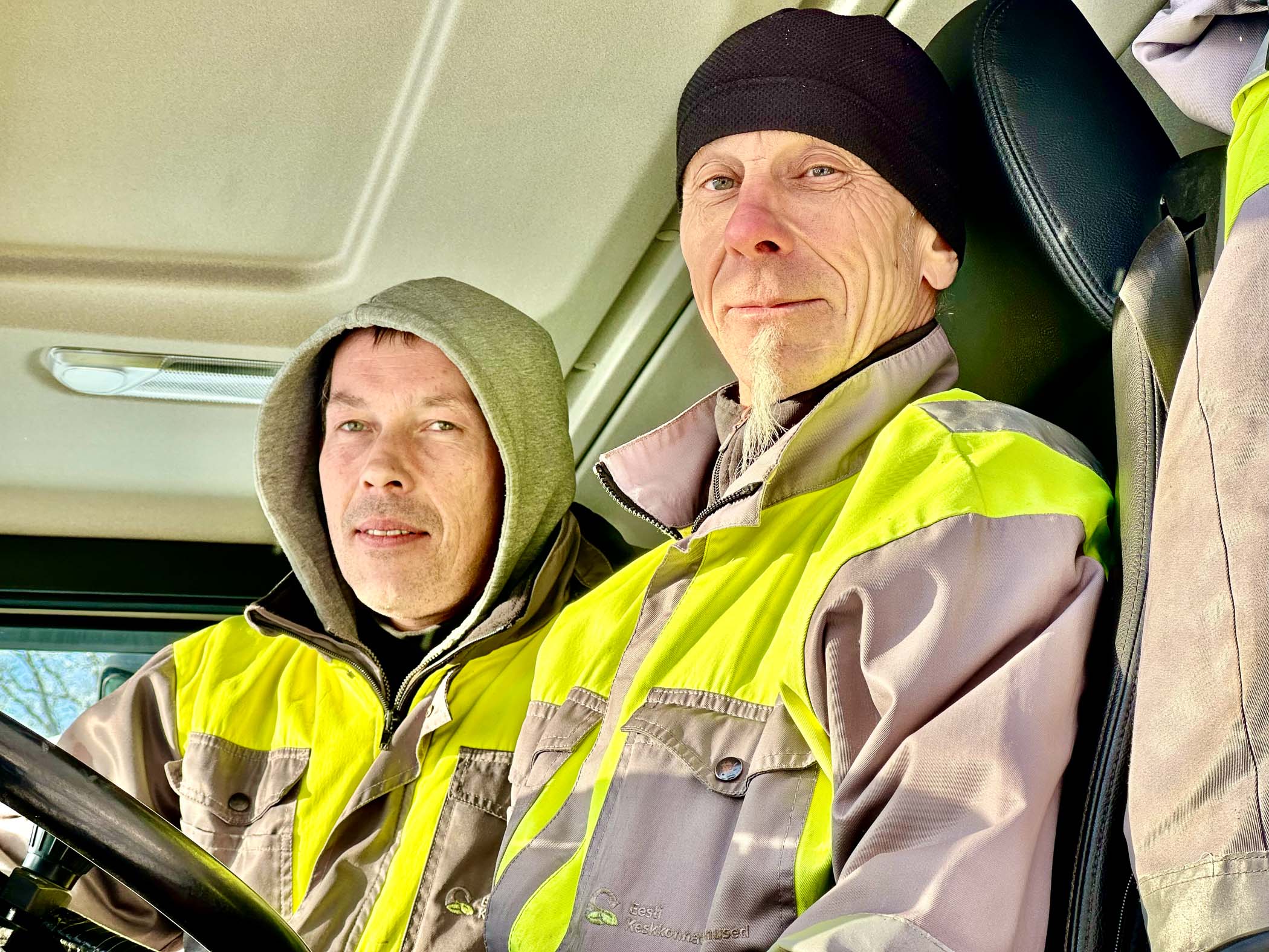Ligemale nelja meetri kõrguse jäätmeveduki kabiinis on Madis Raag (paremal) ja Arno Jefimtsev. FOTOD: Kalev Annom